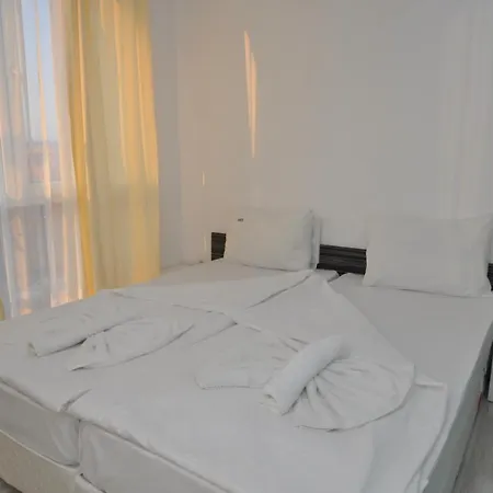 精品套房彩虹4酒店 3* 阳光海滩